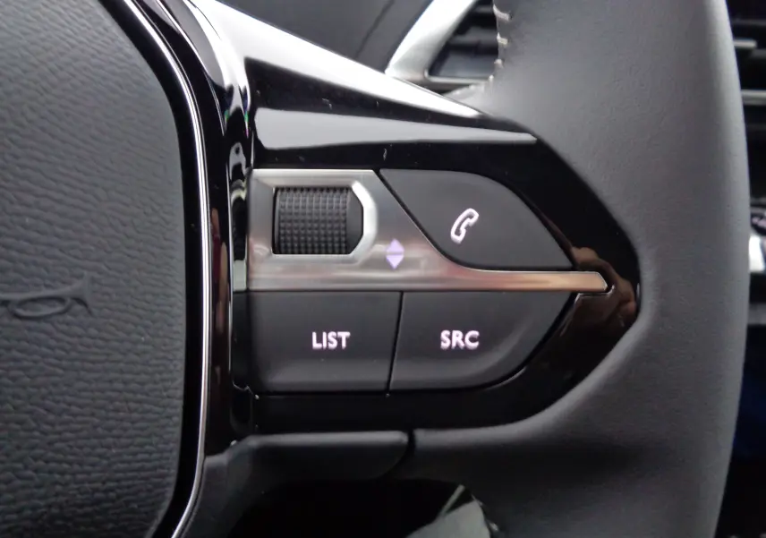 Gros plan sur les commandes gauche du volant noir du Peugeot 5008 2023, boutons LIST, SRC et téléphone.