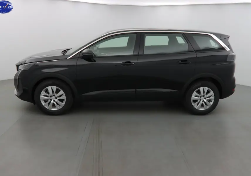 Profil côté gauche du Peugeot 5008 noir perle métal 2023, mettant en valeur ses lignes élégantes et ses jantes alliage.