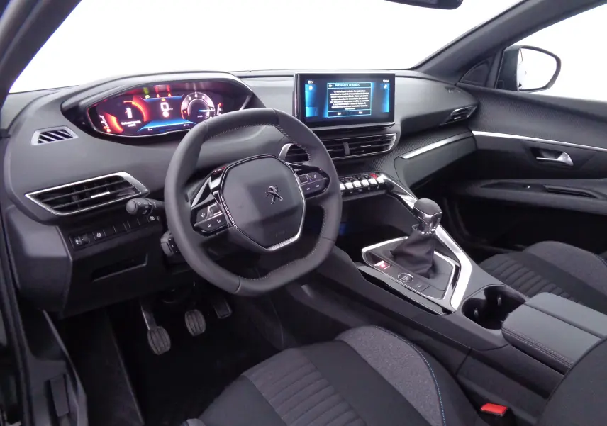 Vue intérieure avant du Peugeot 5008 2023 avec tableau de bord numérique et volant compact noir.