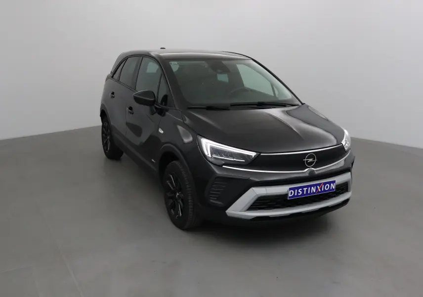 Opel Crossland noir vue 3/4 avant droit, avec calandre moderne et phares LED allumés dans un studio.