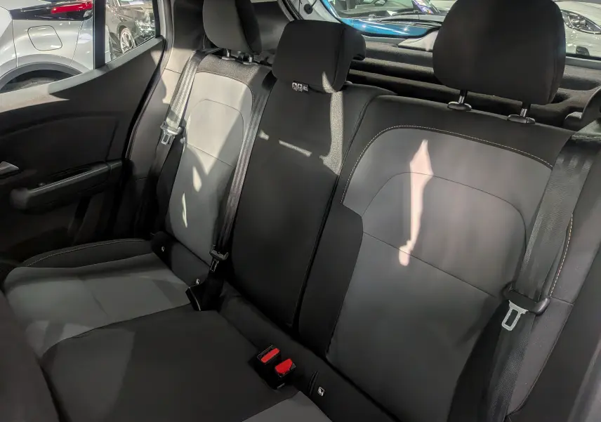 Vue intérieure sur les sièges arrière en tissu noir et gris du Dacia Sandero Stepway TCe 110 Blanc Glacier 2025.