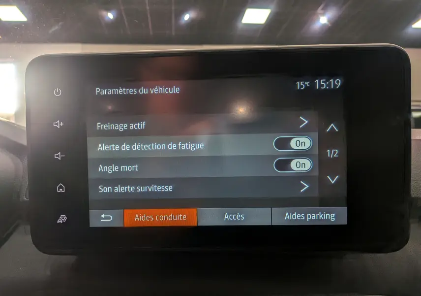 Écran tactile intérieur du Dacia Sandero Stepway TCe 110 blanc, affichant les aides à la conduite activées.