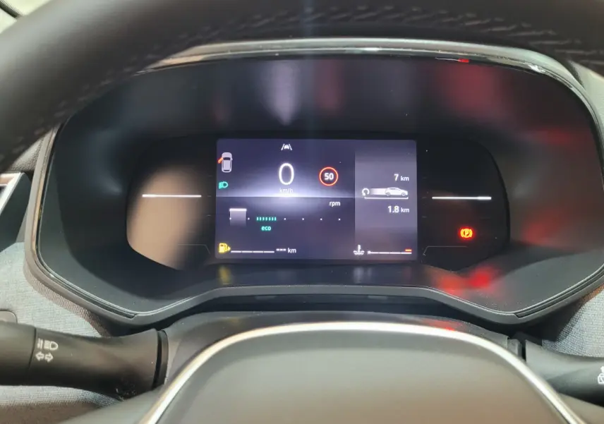 Vue rapprochée du combiné d'instruments numérique de la Renault Clio 2025 affichant la vitesse et alertes.
