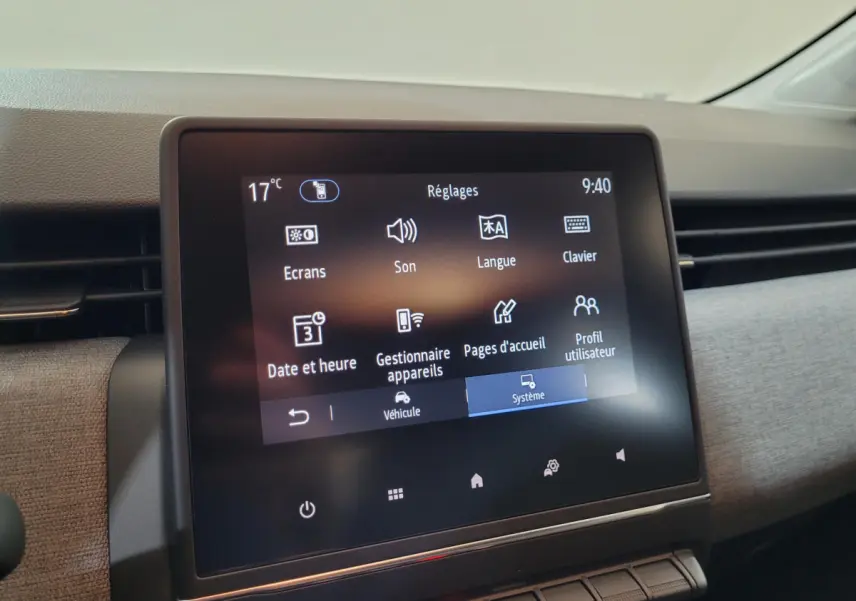 Écran tactile central de la Renault Clio bleu 2025 affichant le menu Réglages à l'intérieur du véhicule.