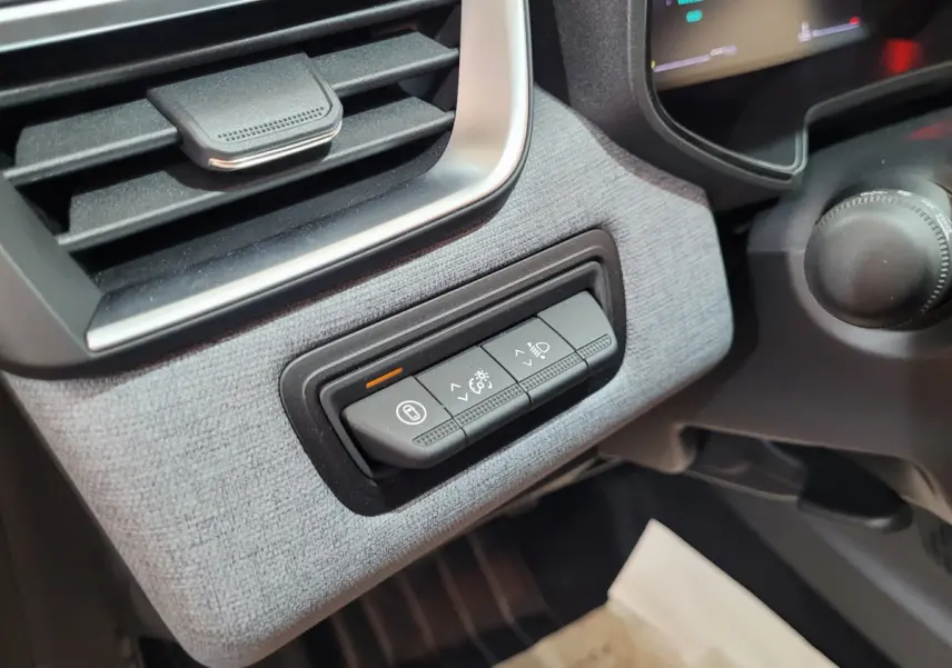 Détail des commandes d'éclairage et verrouillage sur tableau de bord gris clair d'une Renault Clio Evolution Blue dCi 100 2025.