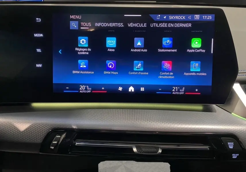 Écran tactile central du BMW X1 2025 affichant les options connectées et climatisation, vue intérieure frontale.