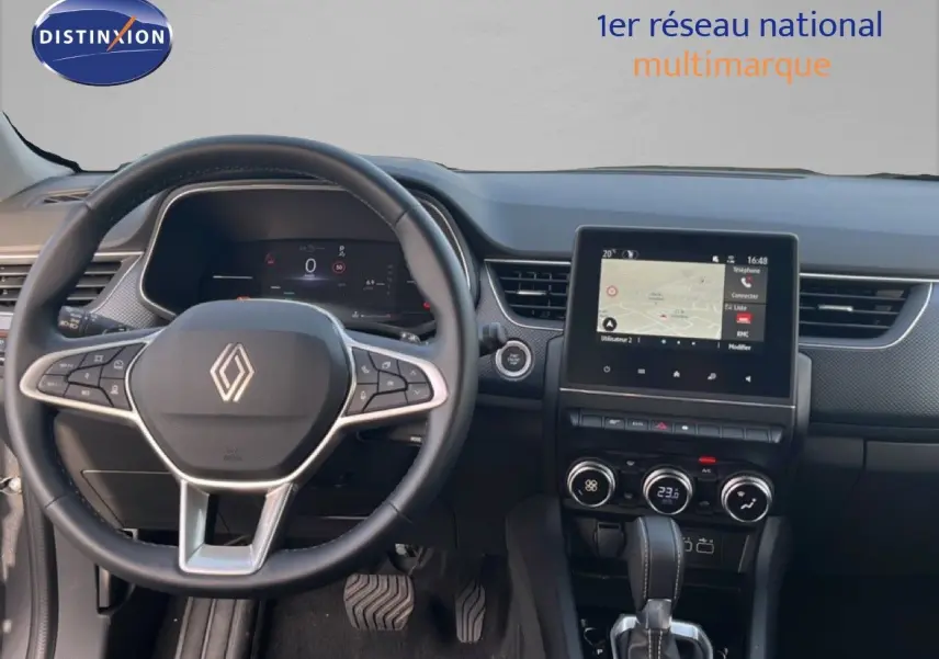 Vue intérieure frontale du tableau de bord et volant Renault Arkana 2025 avec écran tactile et commandes climatisation.