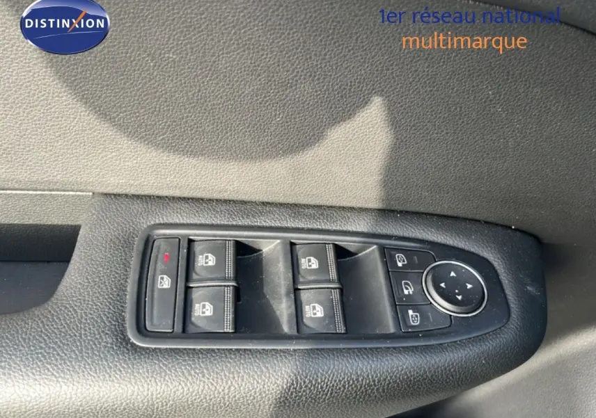 Détail des commandes des vitres et rétroviseurs côté gauche intérieur d’un Renault Arkana gris satin métal 2025.