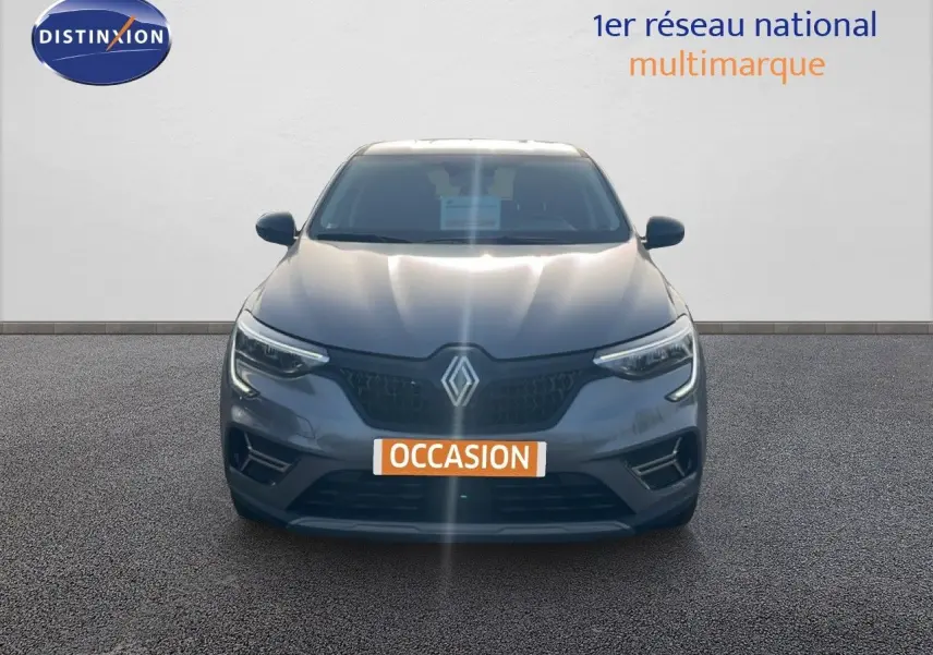 Vue frontale d'un Renault Arkana gris satin métal 2025 avec calandre noire et logo Renault bien visible.