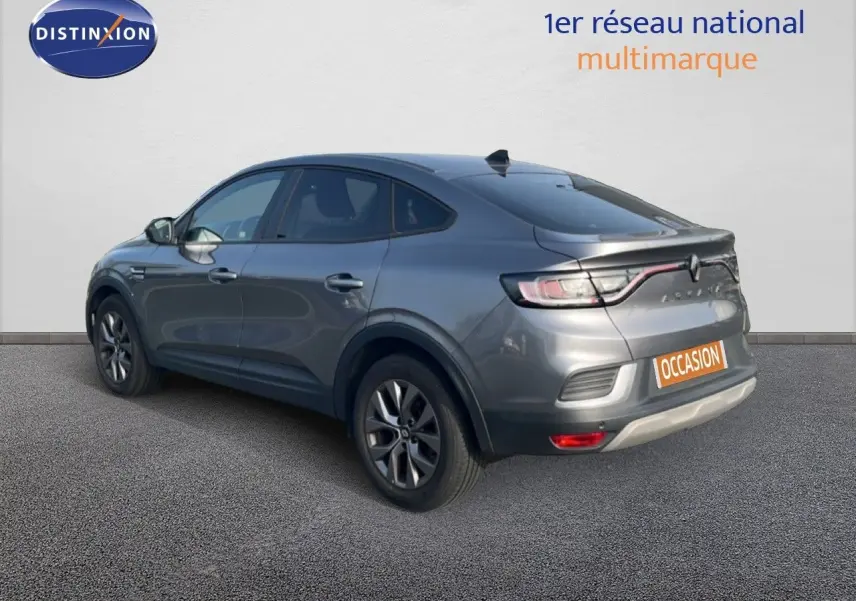 Vue 3/4 arrière droite d'un Renault Arkana gris satin métal 2025 avec feux LED et ligne de toit plongeante.