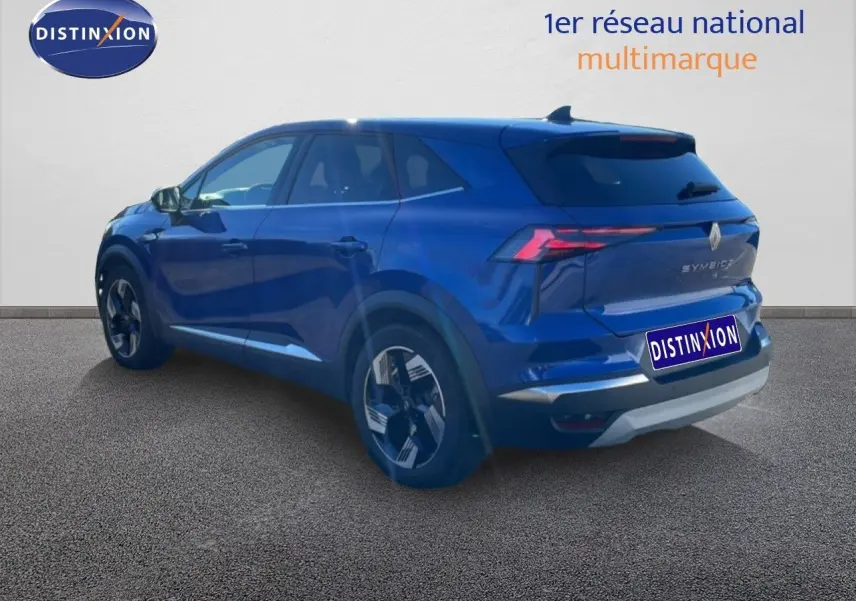 Vue 3/4 arrière droite d’un Renault Symbioz bleu iron metal, soulignant ses feux LED et ses jantes stylisées.