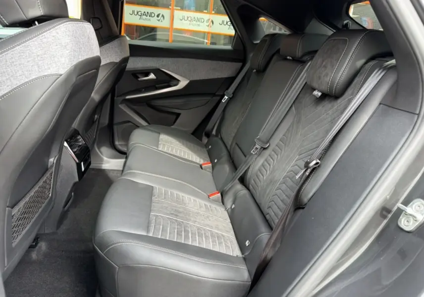 Vue latérale droite de la banquette arrière en cuir et alcantara gris du Peugeot 3008 Hybrid 145 GT 2025.