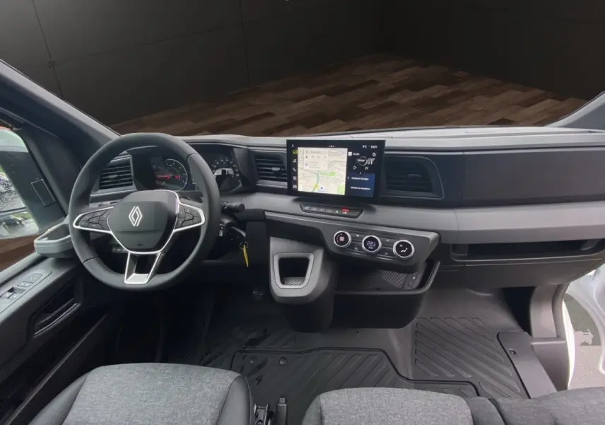 Vue intérieure avant du Renault Master blanc 2026, tableau de bord moderne avec écran tactile et volant multifonctions.
