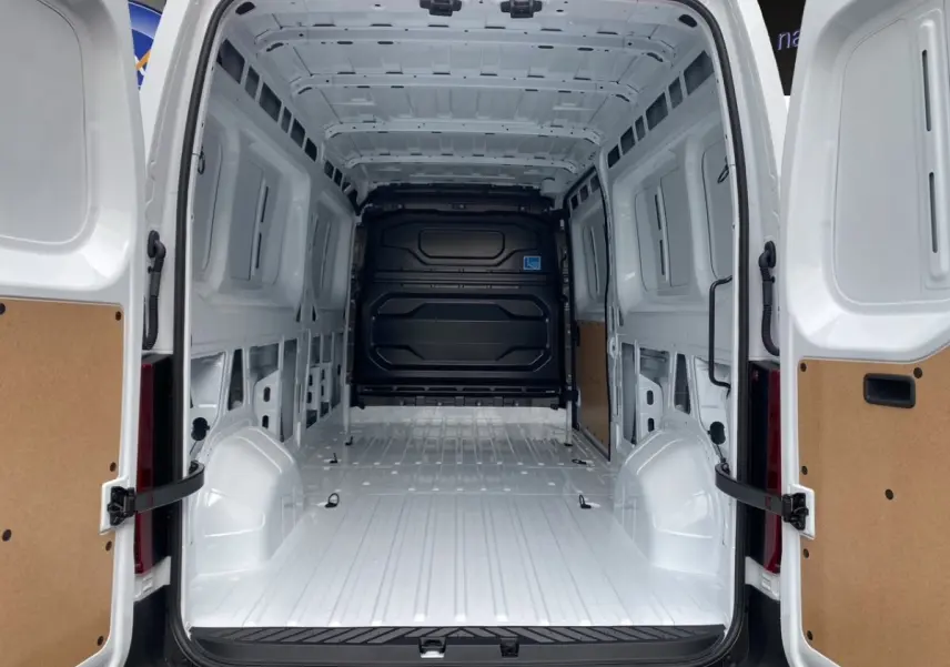 Vue arrière du Renault Master blanc 2026, montrant l'intérieur vide et spacieux avec portes ouvertes et cloison noire.