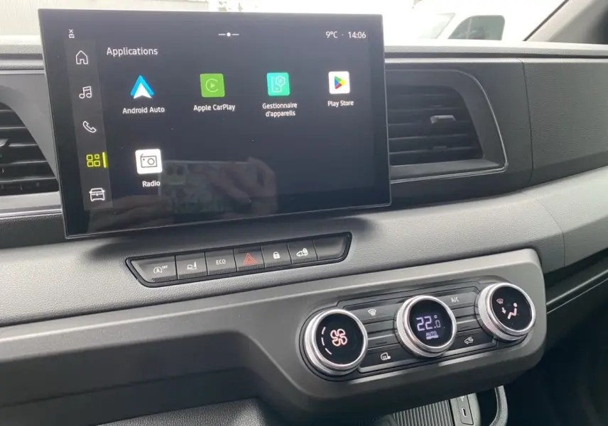 Vue rapprochée du tableau de bord du Renault Master 2026 blanc, avec écran tactile central affichant des applications connectées.