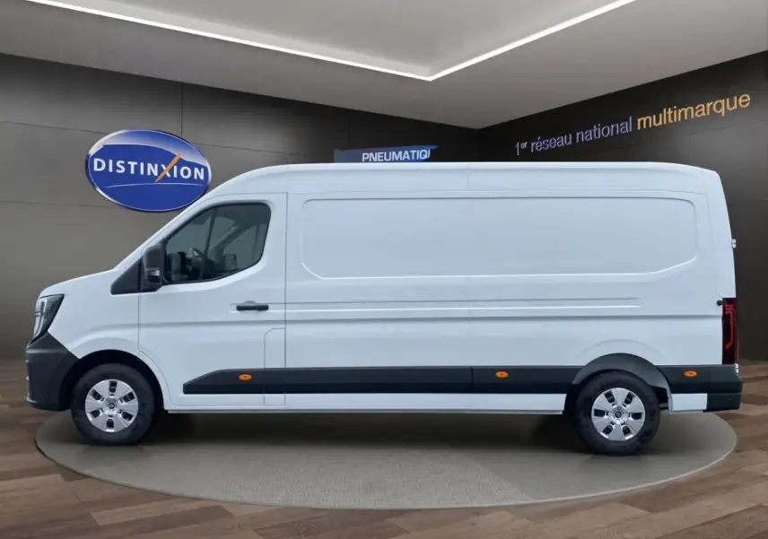 Vue de profil côté gauche d’un Renault Master blanc avec bande noire basse et jantes acier en showroom.