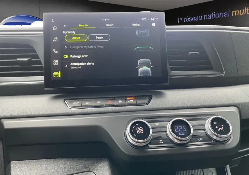 Tableau de bord du Renault Master 2026 avec écran tactile central et commandes de climatisation numériques.