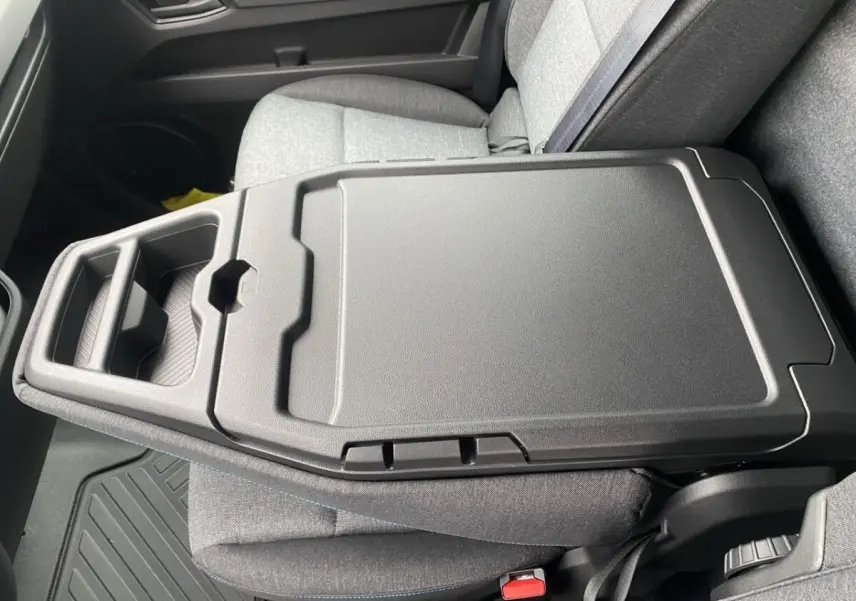 Vue rapprochée de la console centrale noire et des sièges gris à l'intérieur du Renault Master FG L3H2 2026.