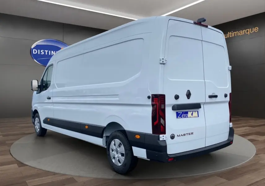 Vue 3/4 arrière droite du Renault Master blanc, fourgon utilitaire avec feux arrière LED et logo distinctif.