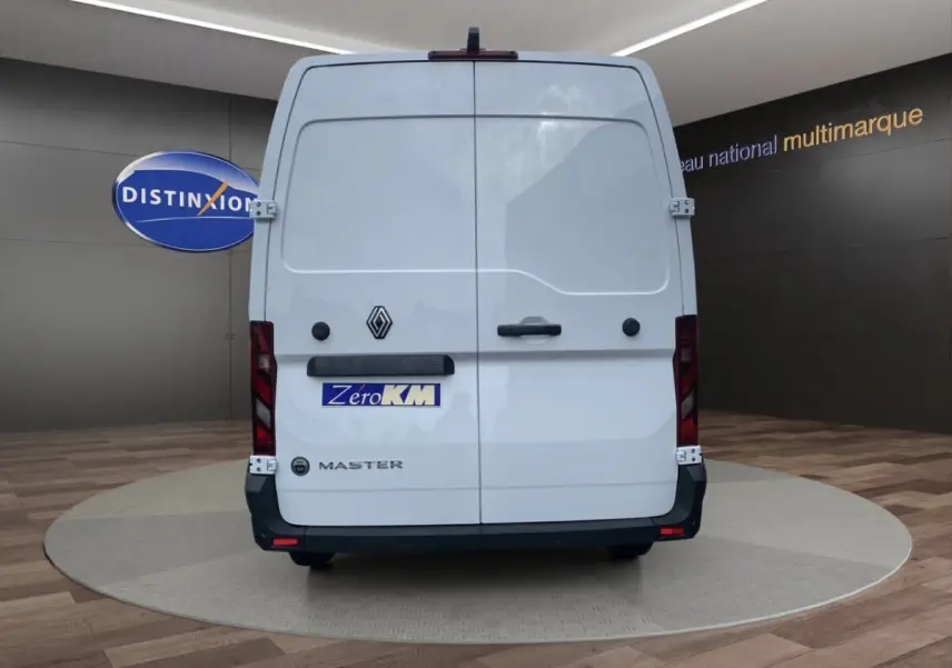 Vue arrière d’un utilitaire Renault Master blanc avec portes battantes fermées et logo visible.