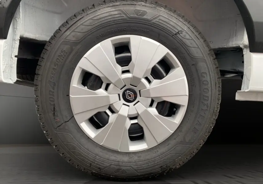 Gros plan sur la roue avant droite du Renault Master blanc, avec jante argentée et pneu Goodyear.