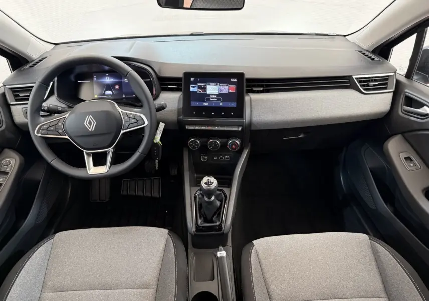 Intérieur avant de la Renault Clio Evolution Blue dCi 100 2025, tableau de bord gris clair et volant cuir noir.