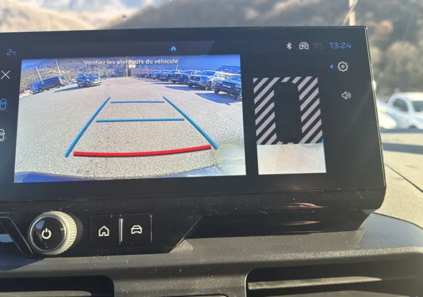 Écran tactile intérieur du Peugeot Rifter 2025 affichant la caméra de recul avec guidage de trajectoire.
