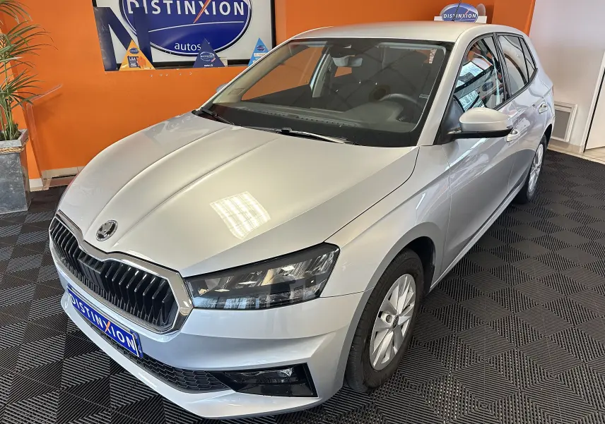 SKODA Fabia Ambition gris argent vue 3/4 avant droit en intérieur avec calandre noire distinctive.