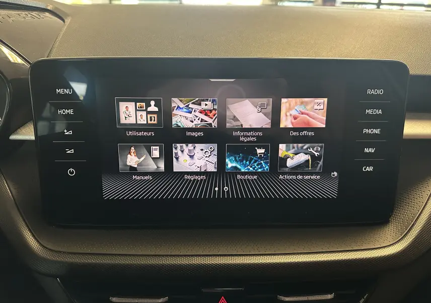 Écran tactile central du tableau de bord de la Skoda Fabia 2023 Ambition gris argent, affichant le menu principal.