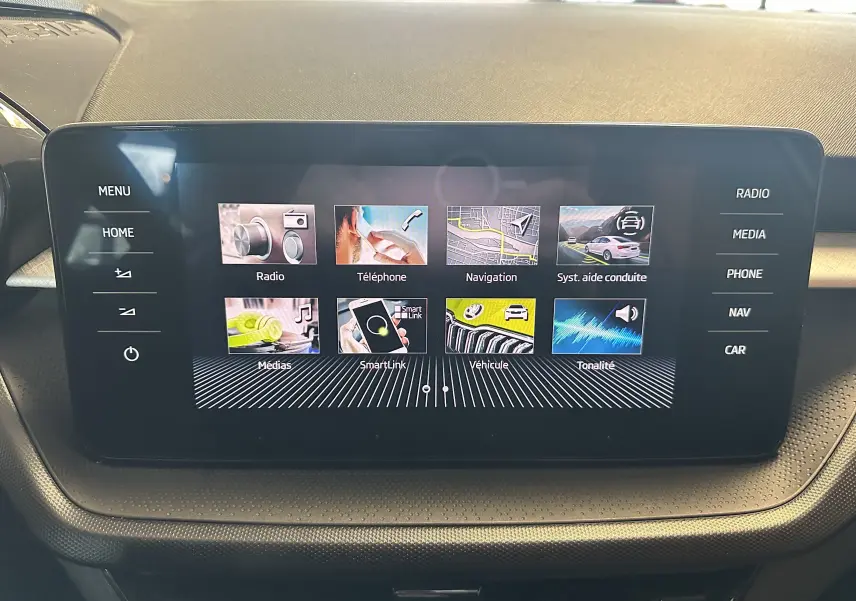 Écran tactile central du tableau de bord de la Skoda Fabia Ambition 2023, affichant les options multimédia et navigation.