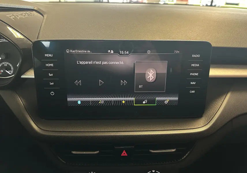 Écran tactile central du tableau de bord de la Skoda Fabia Ambition 2023, affichant la connexion Bluetooth inactive.