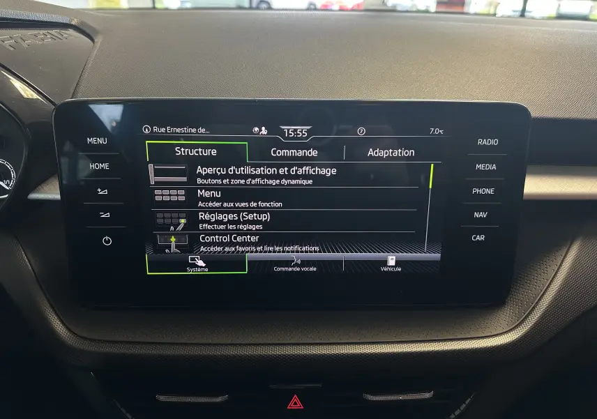 Écran tactile central du tableau de bord de la Skoda Fabia 2023 Ambition, affichant le menu des réglages.