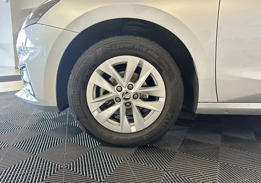 Gros plan sur la roue avant gauche d'une Skoda Fabia Ambition 2023 gris argent avec jante alliage et pneu Kumho.