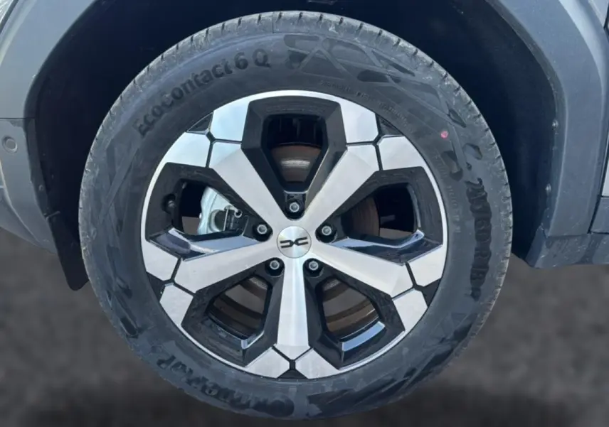 Gros plan sur la jante alu noire et argentée du Dacia Bigster 2026, avec pneu Continental EcoContact 6Q.