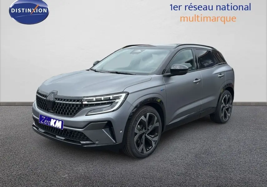 Renault Austral 2024 gris schiste mat en 3/4 avant droit, avec jantes noires et détails Alpine visibles.