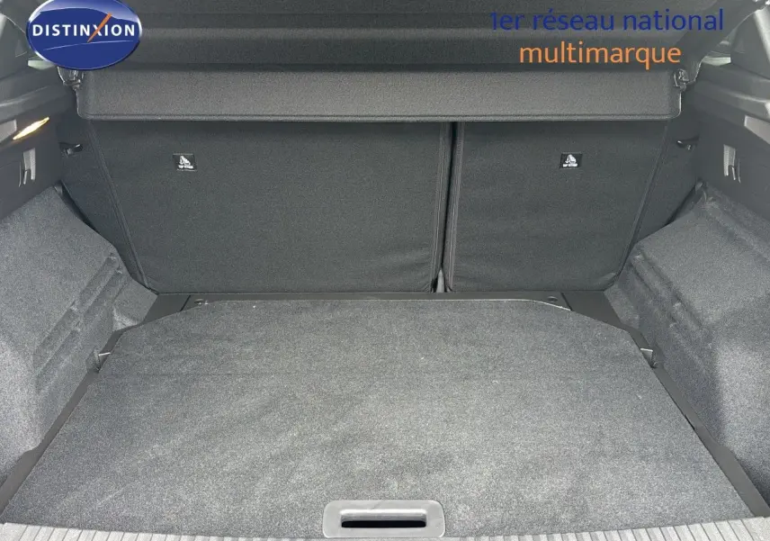 Coffre spacieux du Renault Austral 2024 en gris schiste satin mat, vue intérieure arrière avec cache-bagages déployé.