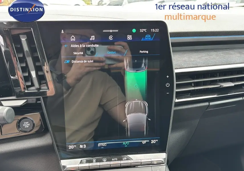 Écran tactile central du tableau de bord du Renault Austral 2024, affichant les aides à la conduite.
