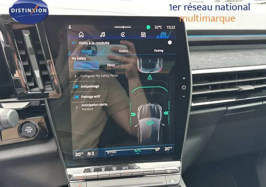 Écran tactile central du Renault Austral 2024 affichant les aides à la conduite dans un intérieur moderne noir.