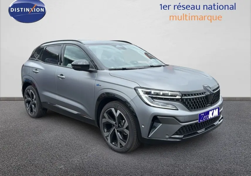 Renault Austral 2024 gris schiste mat en 3/4 avant droit avec jantes noires et calandre moderne.