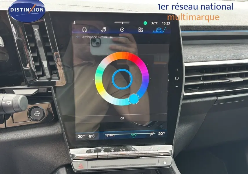 Vue rapprochée de l’écran tactile central du tableau de bord du Renault Austral 2024 en gris schiste satin mat.