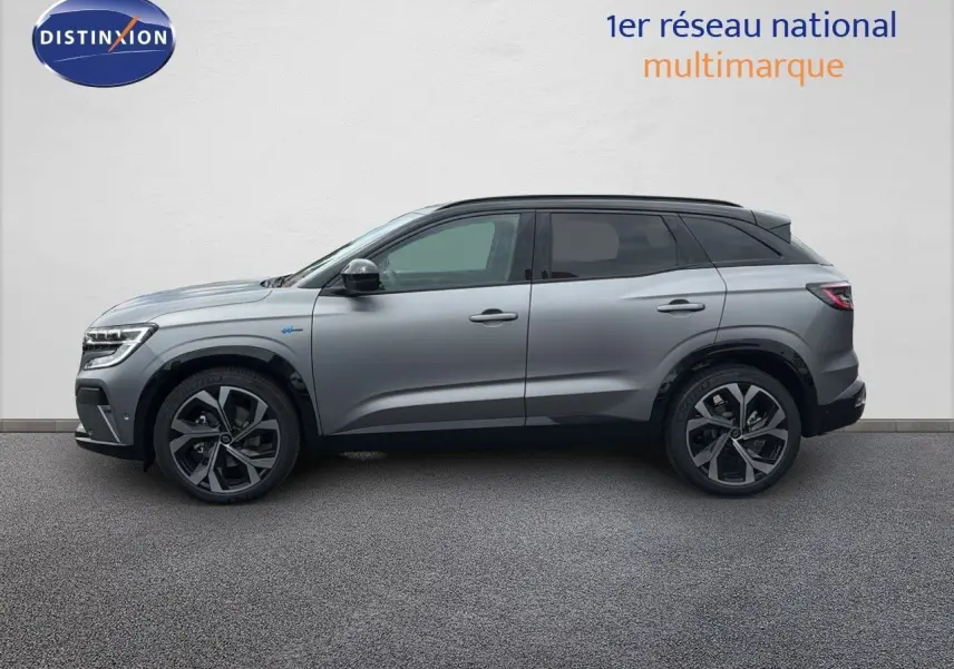 Profil côté gauche du Renault Austral 1.2 E-Tech 200 Techno Esprit Alpine en gris schiste satin mat avec jantes noires et toit noir.
