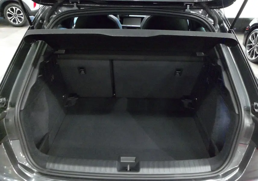 Coffre ouvert de l'Audi A3 Sportback 35 TFSI gris Daytona, montrant l'espace de chargement intérieur vide.