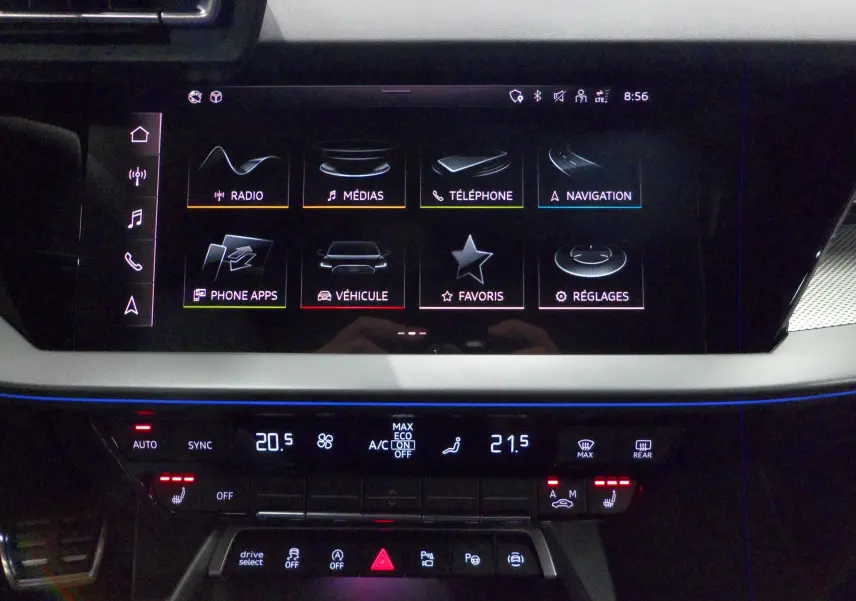 Écran tactile central et commandes de climatisation de l'Audi A3 Sportback 35 TFSI S-Line 2025, ambiance intérieure moderne