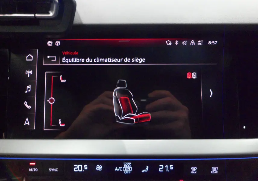 Écran tactile intérieur montrant l'équilibre du climatiseur de siège sur Audi A3 Sportback 35 TFSI gris Daytona 2025.