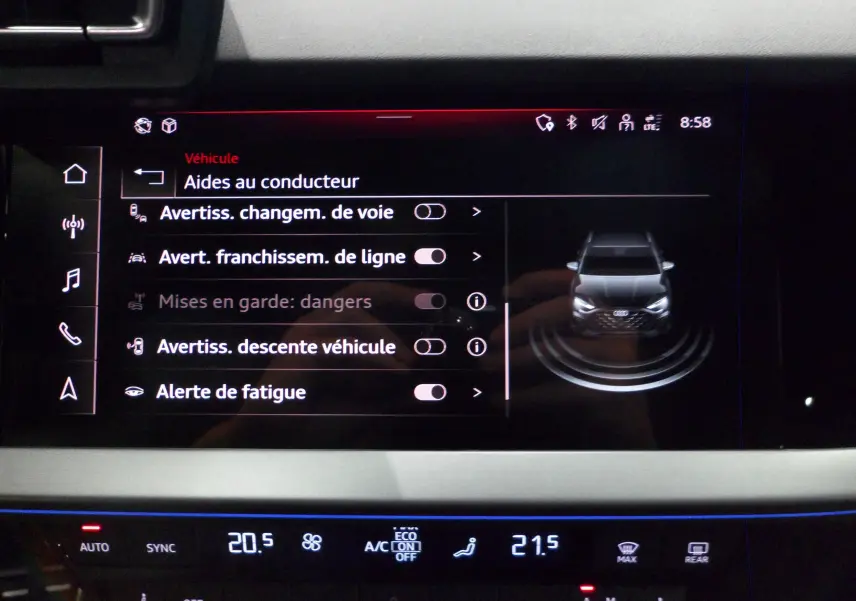 Écran tactile intérieur montrant les aides au conducteur d'une Audi A3 Sportback 35 TFSI gris Daytona.
