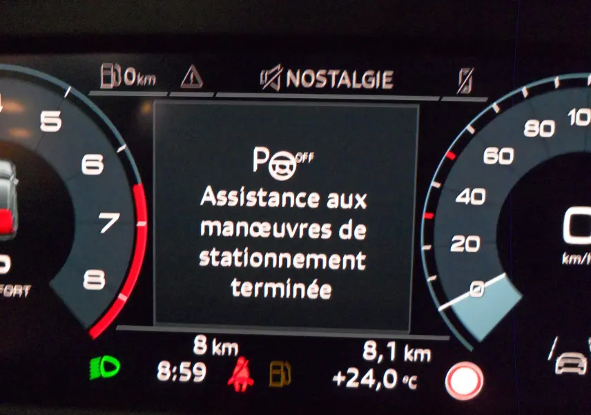 Tableau de bord numérique de l'Audi A3 Sportback 2025 affichant l'assistance au stationnement terminée et la vitesse à zéro km/h.