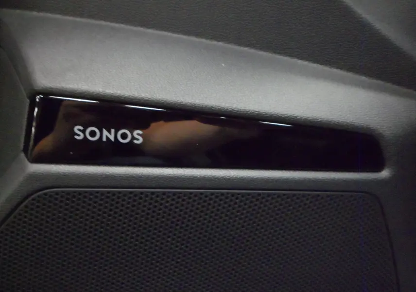 Détail du système audio Sonos intégré dans l'habitacle noir de l'Audi A3 Sportback 35 TFSI S-Line 2025.
