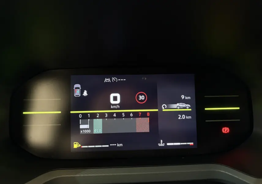 Affichage numérique du combiné d'instruments du Dacia Duster noir 2025, montrant vitesse, régime et alertes.