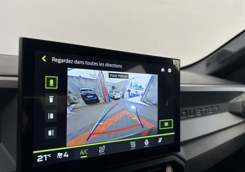 Écran tactile central du Dacia Duster noir 2025 montrant la caméra de recul avec guidage de trajectoire coloré.