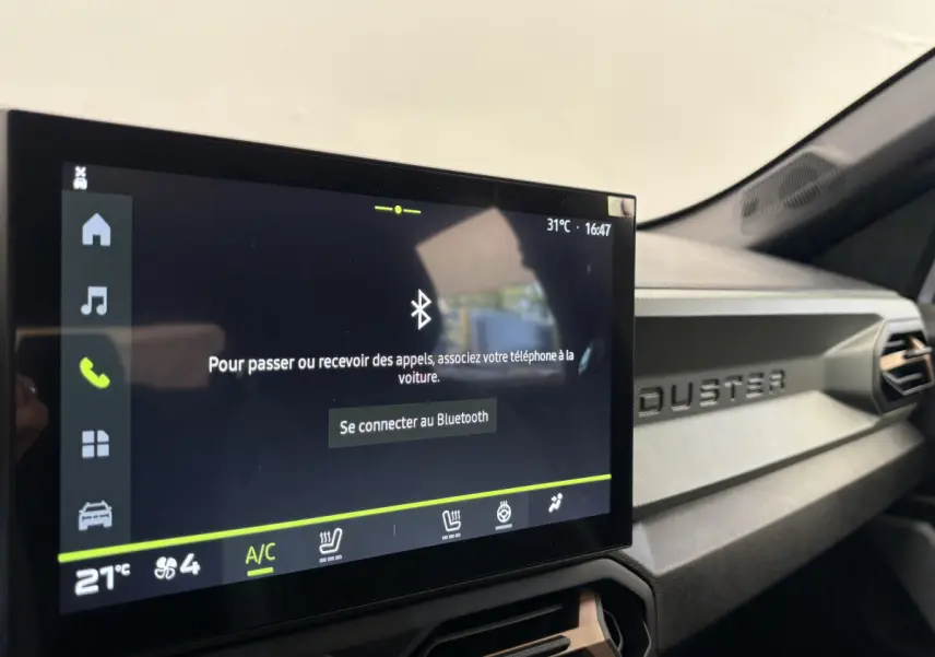 Écran tactile central affichant la connexion Bluetooth dans l'habitacle du Dacia Duster 2025.
